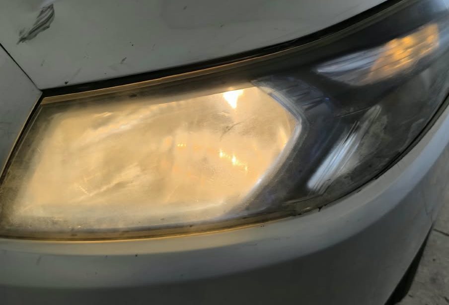 Mesmo farol antes da restauração, amarelado e opaco