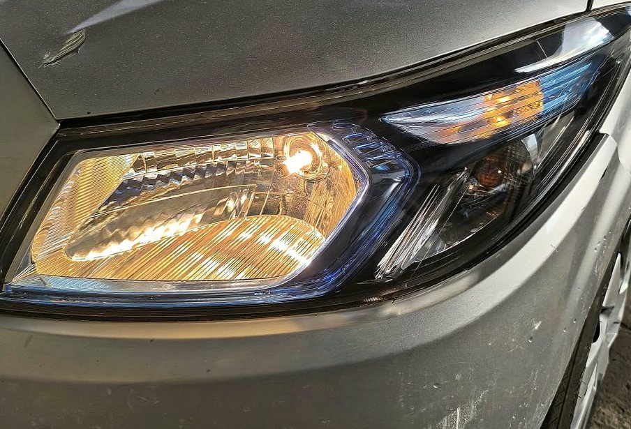 Farol restaurado, transparente e com o refletor visível